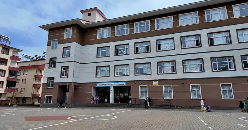 Sınıfta sıkılan spreyden etkilenen 6 öğrenci hastaneye kaldırıldı