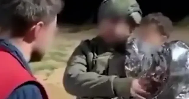 İsrail askerleri üzerinde sigara söndürüp çivi batırdıkları çocuğu böyle teslim etmişler VİDEO İZLE