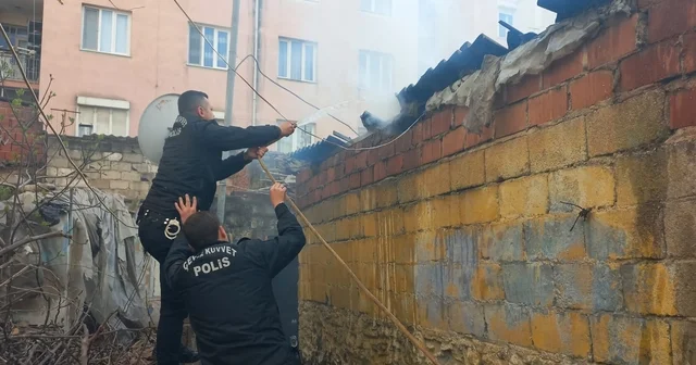 İzmir de kümeste çıkan yangına ilk müdahaleyi çevik kuvvet ekibi yaptı İzmir Haberleri
