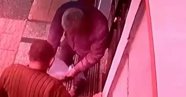 Duyarlılığıyla takdir topladı: Çamurlu çizmelerini çıkarıp sağlık merkezine galoşla girdi VİDEO İZLE