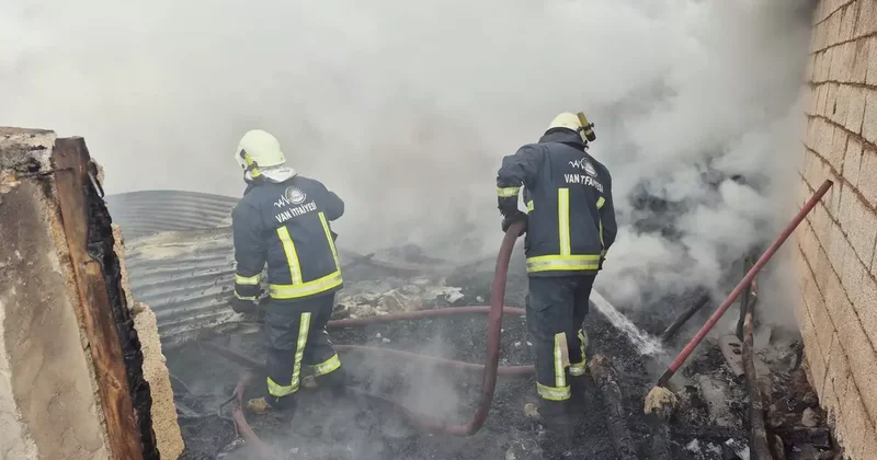 Erçiş te ahır ve odunluk yangını