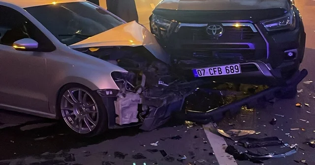 Gazipaşa da kavşakta otomobille kamyonet çarpıştı: 1 i ağır 5 yaralı Antalya Haberleri