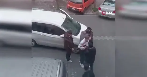 Esenyurt ta komşuların kavgasında taşlar havada uçuştu...