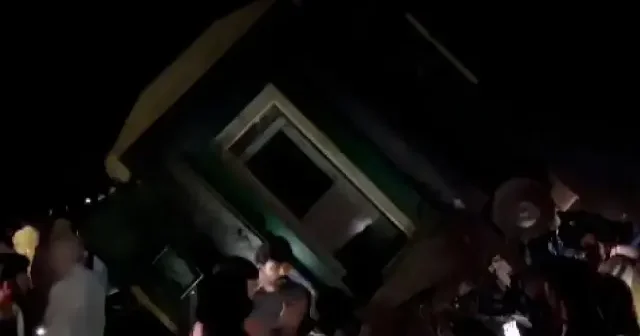 Pakistan da raydan çıkan yolcu treni devrildi: 26 yaralı VİDEO İZLE