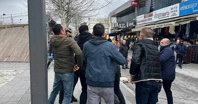 Seyyar satıcıların zabıta görevlilerine saldırı anı kamerada: 2 yaralı, 2 tutuklama Sakarya Haberleri