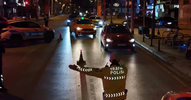 Denetimler sürüyor: Kadıköy’de 50 araç trafikten men edildi Gündem Haberleri