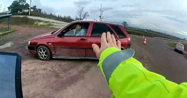 Jandarma uygulamasından kaçtı, tekrar geri döndü Aranması olan sürücü hem kaçtı hem de iftira attı Sakarya Haberleri