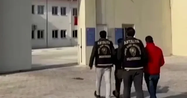 Antalya da dolandırıcılık operasyonunda yakalanan 2 zanlı tutuklandı VİDEO İZLE