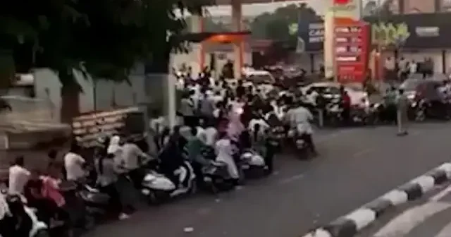 Hindistan da yakıt krizi: Yüzlerce metre akaryakıt kuyruğu böyle görüntülendi VİDEO İZLE