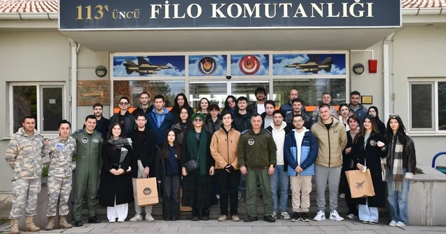 Gençler kışlada Mehmetçikle omuz omuza bir gün geçirdi 1 inci Ana Jet Üs Komutanlığı kapılarını öğrencilere açtı Eskişehir Haberleri