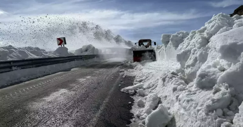 4 aydır kapalıydı! 2 kenti birbirine bağlayan karla kaplı yol açılıyor