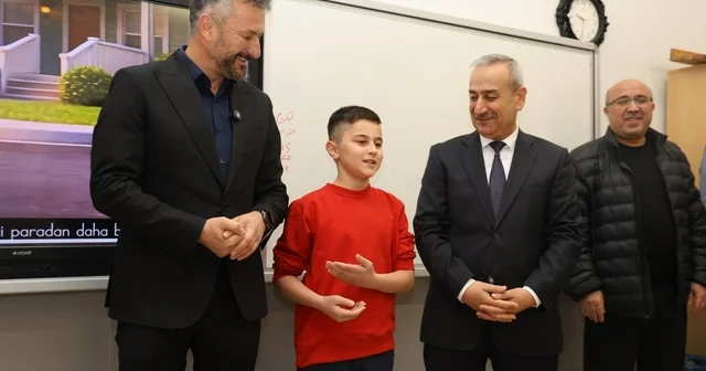 Karabük te sınıf başkanı seçilen öğrencinin vaadiyle Eskipazar Belediye Başkanı Cıva okula geldi Karabük Haberleri