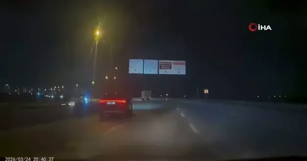 Bursa da süratli motosiklet yolda savrularak düştü, o anlar araç kamerasına yansıdı