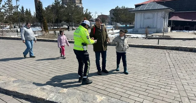 Kars ta trafik güvenliği için bilgilendirme çalışması Kars Haberleri