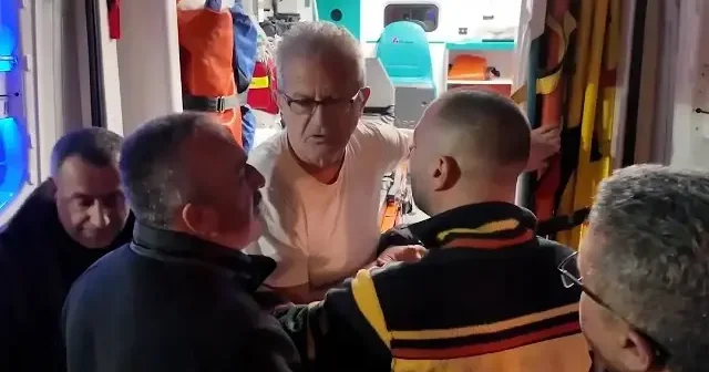 Kadıköy’de alkollü şahıs ekipleri uğraştırdı: Ben iyiyim diyerek tedaviyi reddetti VİDEO İZLE