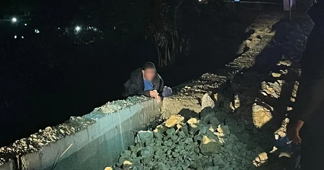 Köprüden atlamak isteyen şahıs 4 saat sonra ikna edilebildi Adıyaman Haberleri