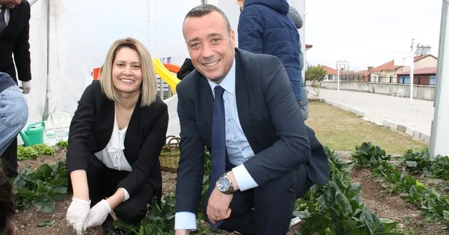 Altıntaş Zafer İlkokulu Tarım Atölyesinin ilk hasadı ıspanak oldu Öğrenciler tarafından ekilen ıspanaklar hasat edildi Kütahya Haberleri