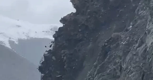 Yüksekova Van kara yolunda korkutan görüntü Sürücülerin ölümden döndüğü heyelan anbean görüntülendi Hakkari Haberleri