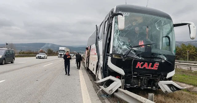 Bolu da yolcu otobüsü ile çarpışan tır refüje savruldu Bolu Haberleri