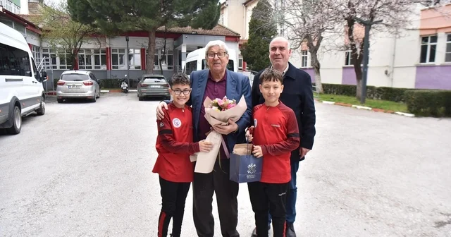 Genç Sporcular, Türk sporuna emek vermiş isimlerle buluştu Altıeylül de yaşlılara saygı haftasında anlamlı ziyaret Balıkesir Haberleri