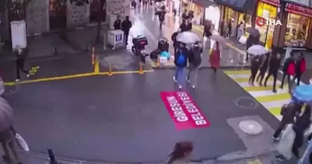 Kendini birdenbire aracın önüne atan adam evinde feci şekilde can verdi!