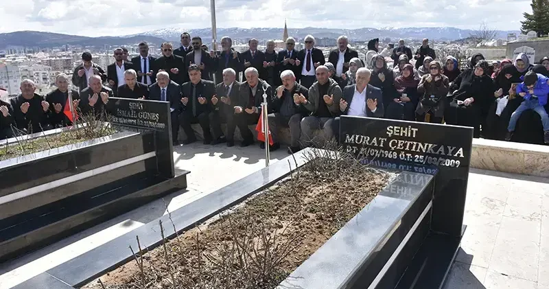 Düşen helikopterde Yazıcıoğlu ile birlikte hayatını kaybeden 4 kişi, mezarları başında anıldı