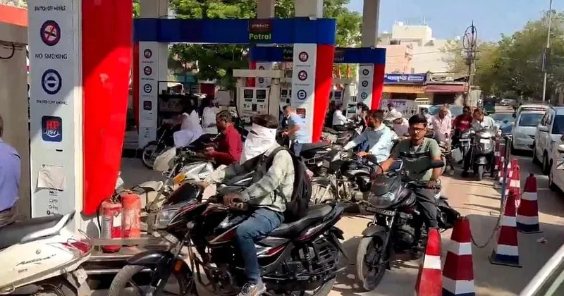 Dünyanın en kalabalık ülkesinin 1 aylık yakıt rezervi kaldı! Halk duyunca sokağa döküldü Sözcü Gazetesi