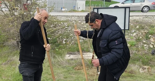 CHP li başkandan galoşlu fidan dikimi CHP İlçe Başkanı, ayakkabısı kirlenmesin diye galoşla fidan dikti Denizli Haberleri