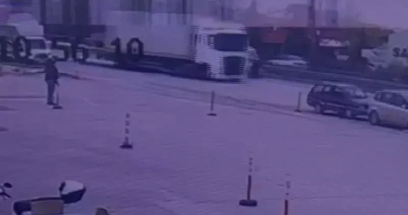 Minibüsün çarptığı yaya yaralandı; kaza anı kamerada