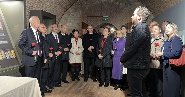 TÜ Senatosu ndan Balkan Savaşları şehitlerine tabyada anma; kanlı sancağa karanfil bıraktılar Edirne Haberleri