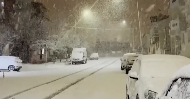 Kars ta baharda yağan kar kenti beyaza bürüdü VİDEO İZLE