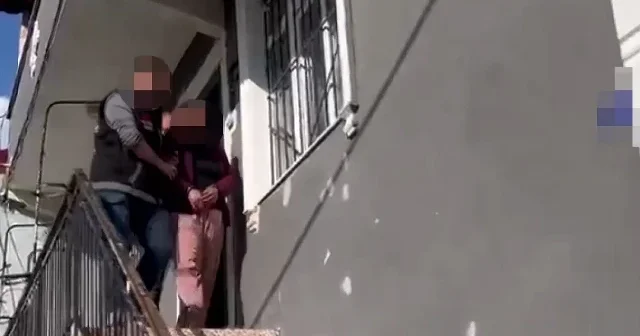Kocaeli de firari hükümlü saklandığı evdeki gizli bölmede yakalandı VİDEO İZLE