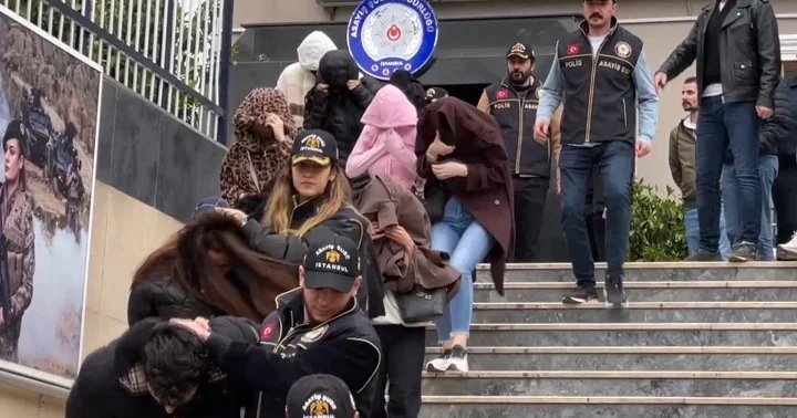 4 ilde 14 adrese eş zamanlı fuhuş baskını! Para trafiğiyle izlerini gizlemişler... 52 kadın kurtarıldı