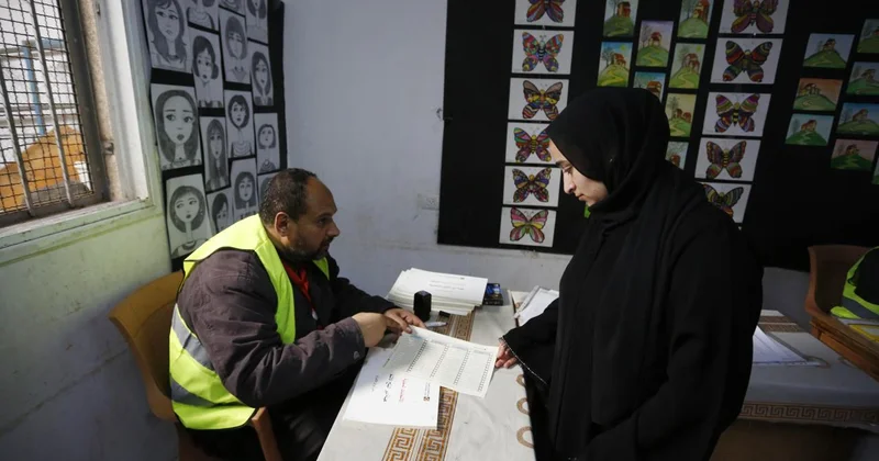 Gazze deki Filistinliler, katil İsrail in saldırıları gölgesinde yerel seçimler için sandığa gitti