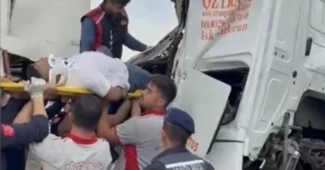 Osmaniye de tır OSB giriş kapısına çarptı, sürücü kabinde sıkıştı Osmaniye Haberleri