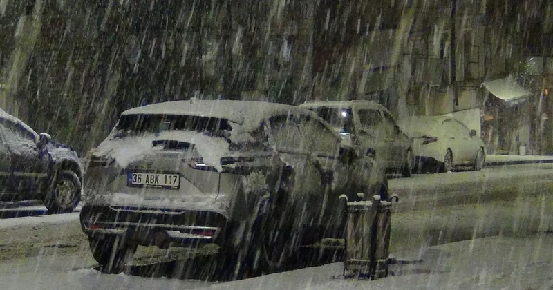 Kars’ta Nisan Sürprizi: Yoğun Kar Yağışı Kenti Beyaza Bürüdü