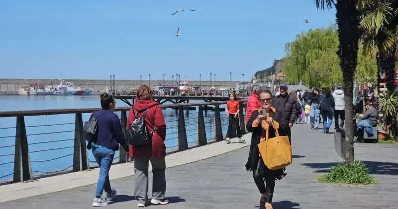 Zonguldak’ta güneşli havanın keyfini sahilde çıkardılar