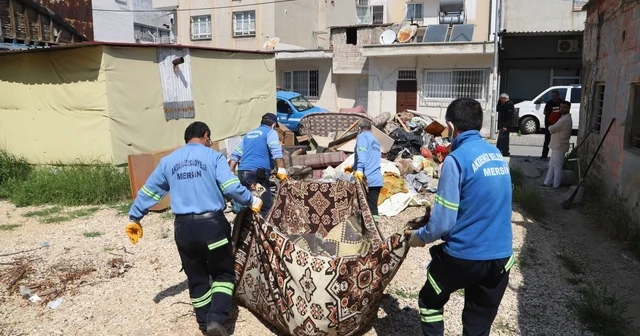 Sahiplerinin yaşamını yitirdiği evden bir kamyon çöp çıktı Mersin Haberleri