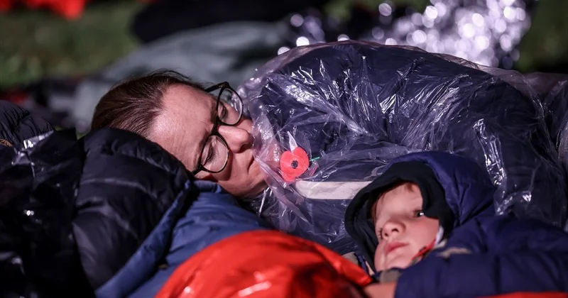 Anzak Torunları Çanakkale Kara Savaşları nın 111. Yıl Dönümünde Şafak Ayini İçin Anzak Koyu nda Toplandı