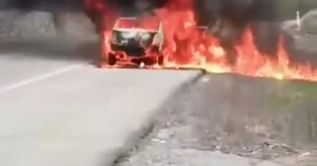 Kırklareli nde seyir halindeyken yangın çıkan araç küle döndü Kırklareli Haberleri