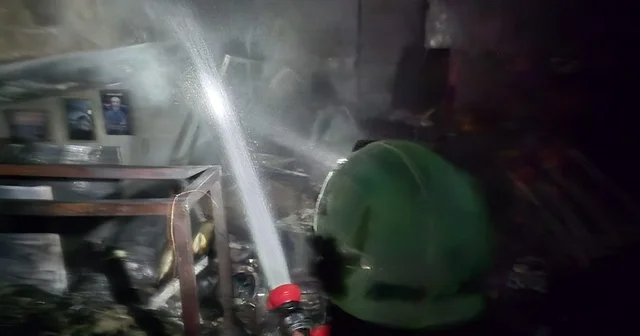 Cam balkon üretimi yapılan iş yerinde yangın Diyarbakır da sanayi sitesindeki yangın söndürüldü Diyarbakır Haberleri