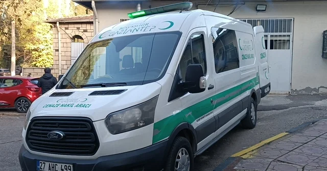 TIR a arkadan çarpan otomobilin sürücüsü ve oğlu öldü Gaziantep Haberleri