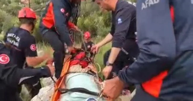 Dağa tırmandığı sırada düşerek yaralanan kişiyi ekipler kurtardı Antalya Haberleri