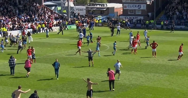 90+5 teki golle şampiyonluk geldi sanıp sahaya indiler, 90+13 te yedikleri golle şampiyonluğu kaçırdılar