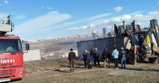 Van ın Özalp ilçesinde ev yangını Van Haberleri