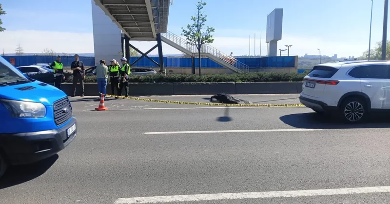 Ankara da üst geçitten düşen işçiyi otomobil ezdi