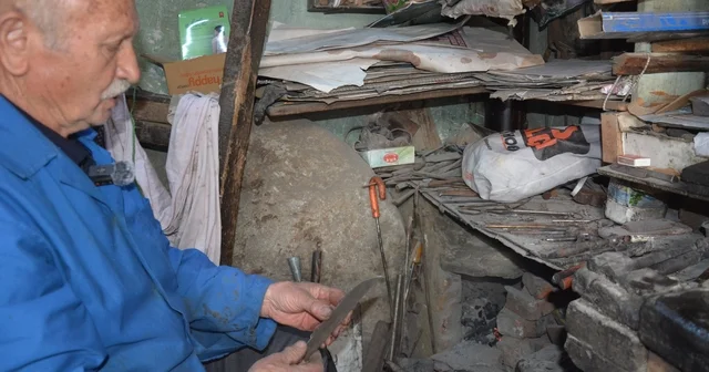 Manisa nın 64 yıllık çelik bileği Orhan usta yarım asırdır örs başında Manisa Haberleri