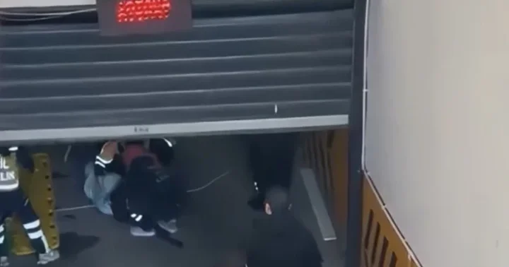 Kağıthane de korkunç olay! Başına kepenk düşen işçi, ağır yaralandı