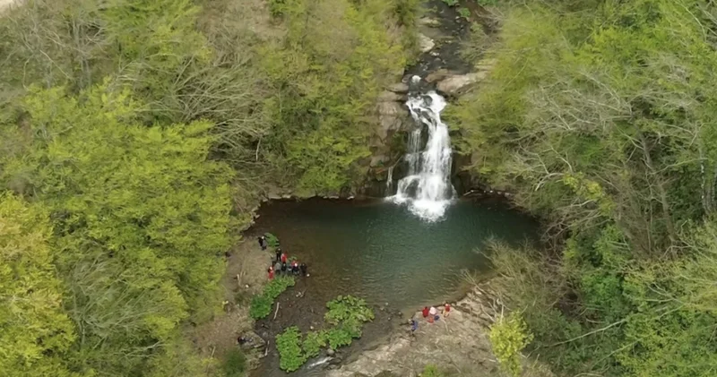 3 basamaklı kayadan dökülüyor... Ormanın içinde saklı cennet!