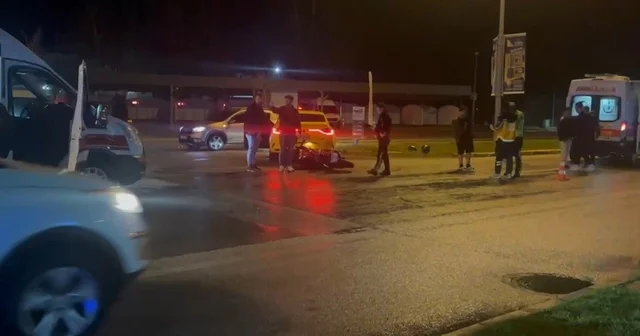 Erzincan da motosiklet ile taksi çarpıştı: 2 yaralı Erzincan Haberleri